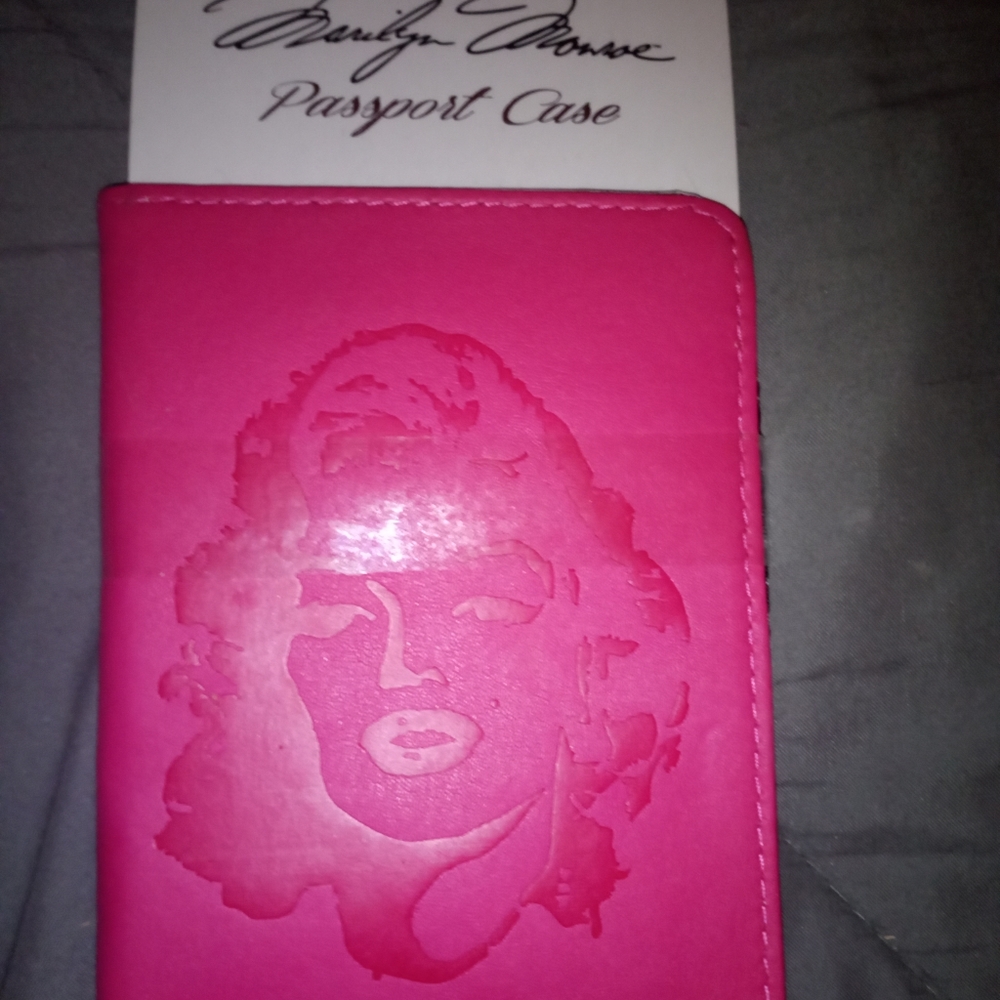 🌻Marilyn Monroe passport case
